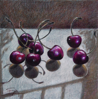 Черешня с красивыми хвостиками на стеклянном столе.