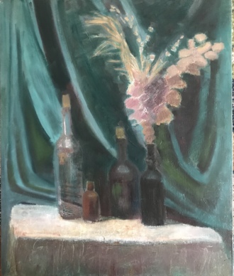 На фоне зеленого занавеса