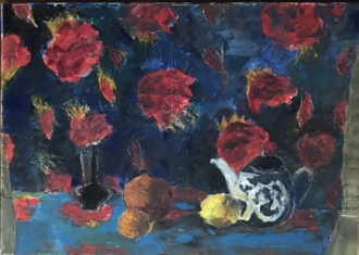 На фоне коврика с красными цветами