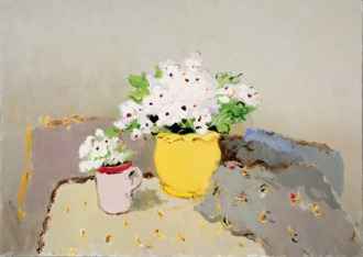 Цветы в желтой вазе