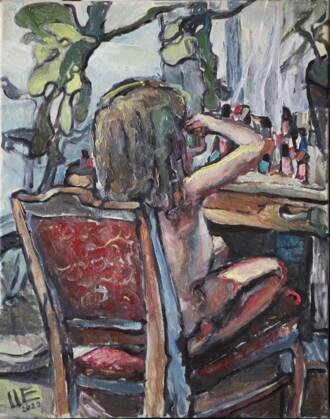 Девочка красящая ногти