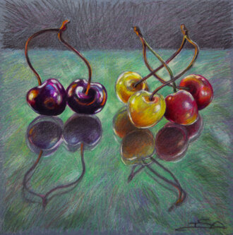 Разноцветные черешни на стеклянном столе.