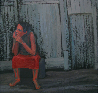 Сидящая в красной юбке