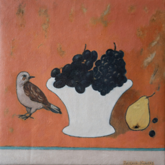 БЕЛАЯ ВАЗА И ЧЕРНЫЙ ВИНОГРАД НА ТЕРРАКОТОВОМ ФОНЕ