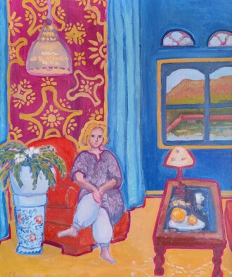 Девушка в красном кресле