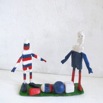 Российские футболисты пытаются угадать форму мяча