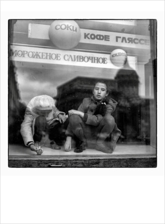 За витриной кафе