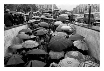 Спуск в подземный переход во время дождя