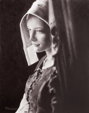 Девушка у портьеры